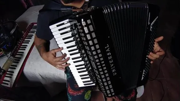 Aula de harmonia de Xanduzinha: as duas mãos do Clayton na sanfona